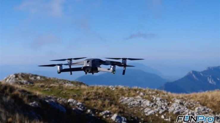 Drone voando nas montanhas