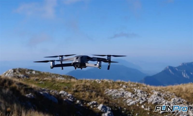 Drone voando nas montanhas
