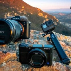 Câmeras Sony e GoPro na montanha