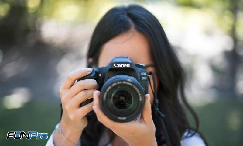 Mulher tirando foto com uma Canon