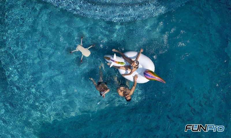Família feliz brincando no mar vistos por drone