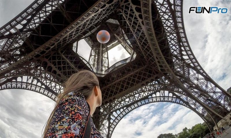 Menina em baixo da Torre Eiffel