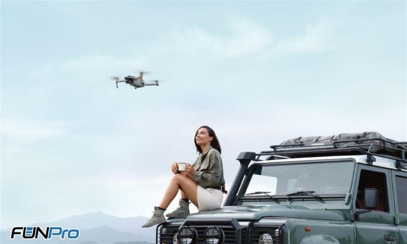 Mulher pilotando drone no capô do carro