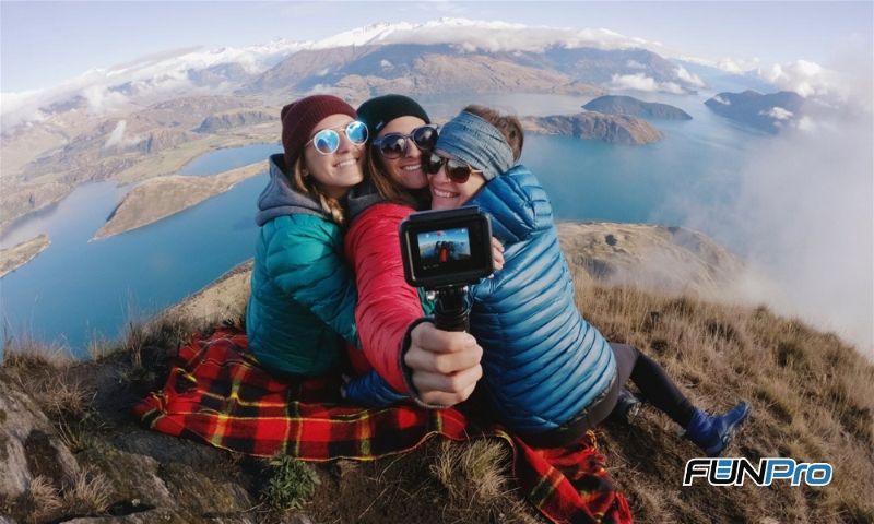 Foto com GoPro e bastão de selfie nas montanhas