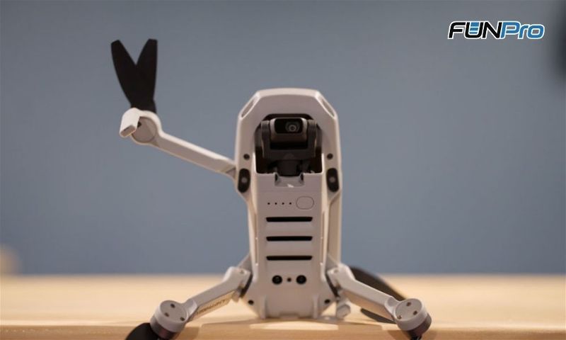 Drone branco acenando