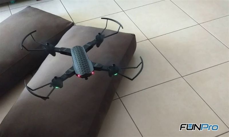 Voando com drone Multilaser dentro de casa