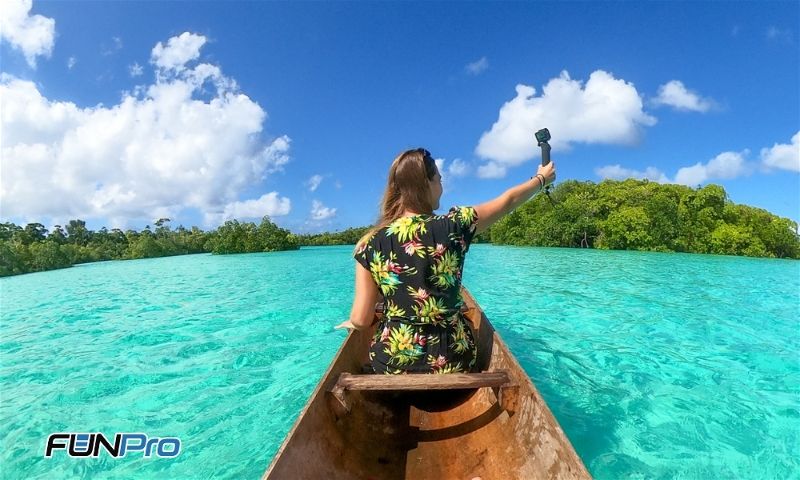 Selfie com GoPro e bastão em praia paradisíaca