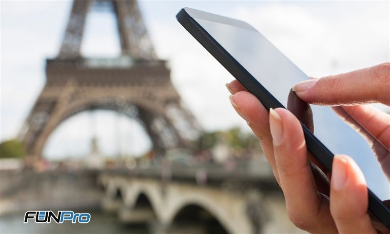 Foto com celular na Torre Eiffel