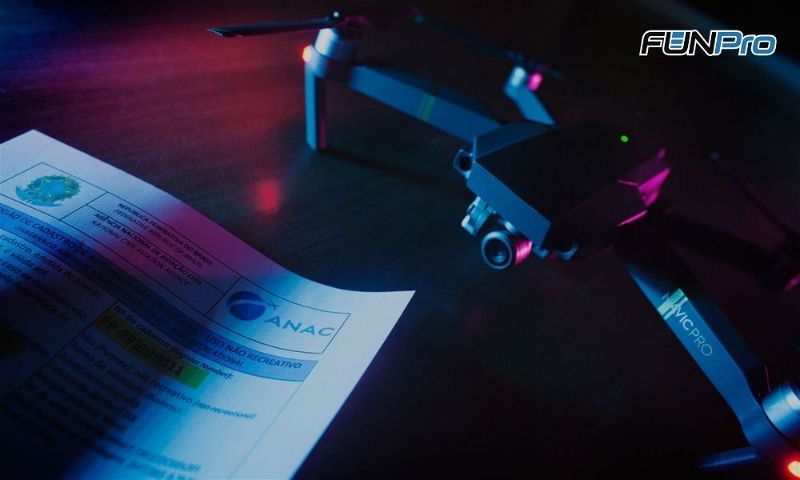drone sobre a mesa ao lado de um documento da anatel