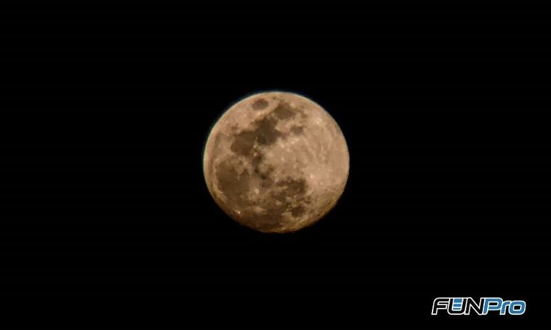 Foto da lua tirada com celular e lente teleobjetiva