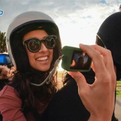 mulher na moto tirando foto com a gopro
