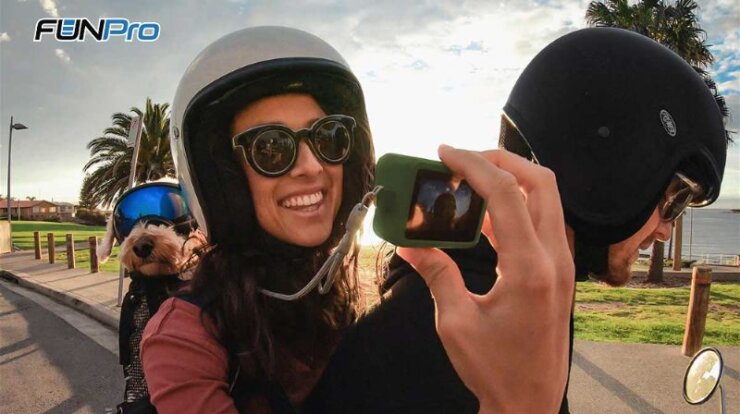 mulher na moto tirando foto com a gopro