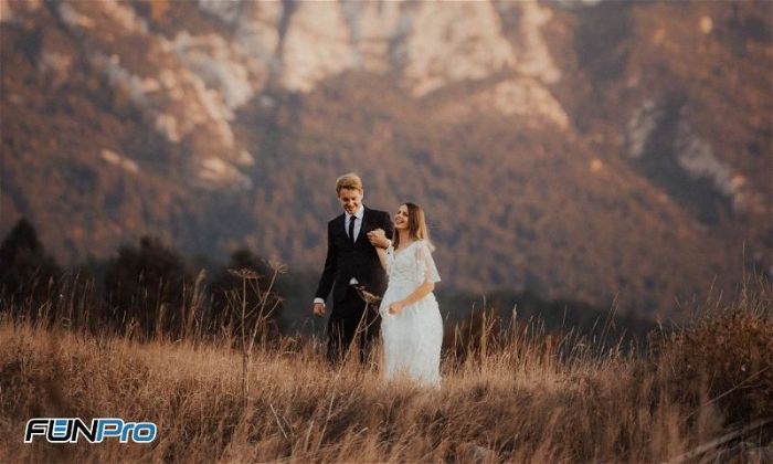 Casal recém casados em um ensaio fotográfico no meio da natureza