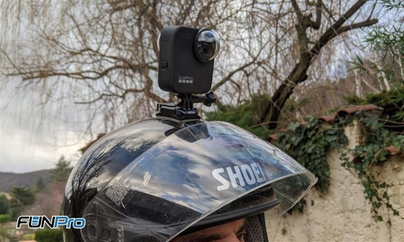 Uma câmera MAX 360 em cima de um capacete
